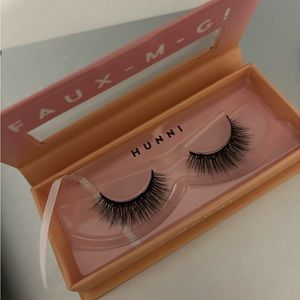 Colourpo false lashes in the style “Hunni” (3 pairs)